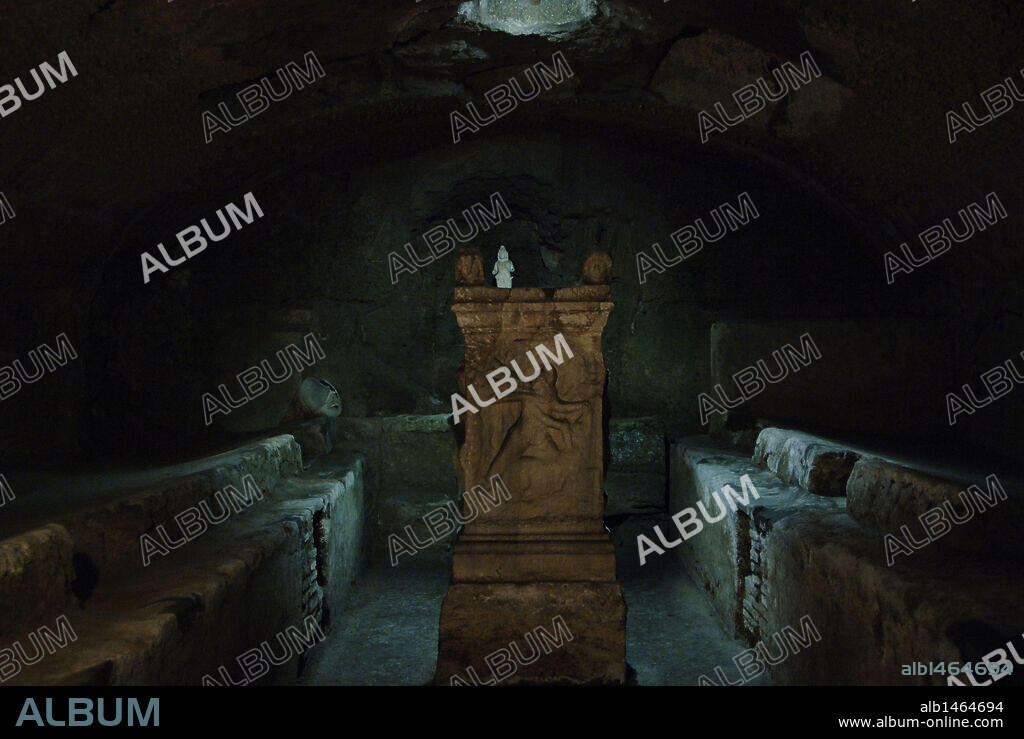 ARTE ROMANO. ITALIA. BASILICA DE SAN CLEMENTE DE LETRAN. Fundada en el siglo IV y reconstruída en el siglo XII. Reformada en el XVIII. Vista del ALTAR DE MITRA (siglo II) en el segundo nivel subterráneo. ROMA.