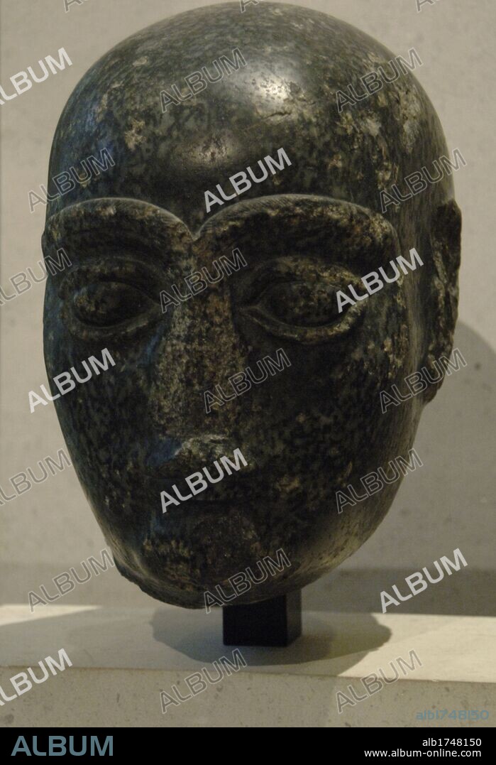 ARTE MESOPOTAMICO. SUMERIO. "CABEZA DE GUDEA", príncipe, patesi o ensi de Lagash. (Hacia a. C 2120). Llamada la "Afeitada". Diorita. Hacia el 2120 a. C. Procedente de la ciudad de Tello (antigua Girsu). Irak. Mesopotamia. Museo del Louvre. París Francia.