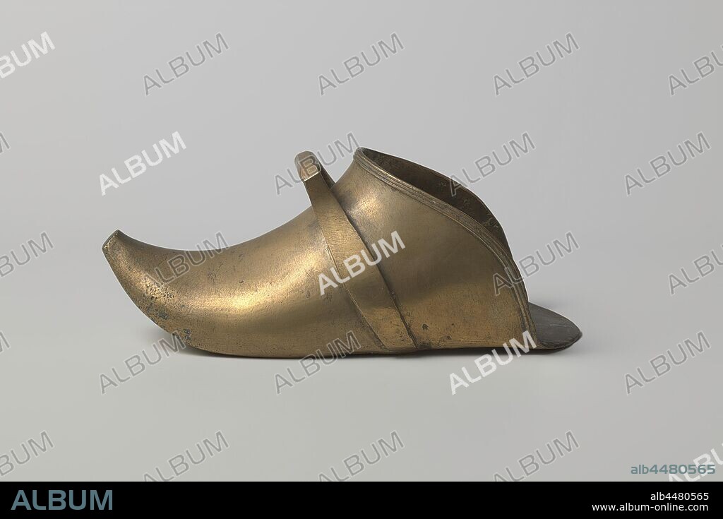 Stirrup shaped stirrup, The molded and embossed object has the shape of a  slip with a strap for attaching the strap. The edge of the shoe is ribbed.  Two triangles are cut 