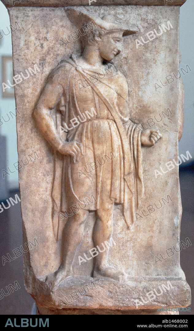 ARTE GRIEGO. PERIODO CLASICO. GRECIA. PEDESTAL DE UN MONUMENTO FUNERARIO del tipo "LEKYTHOS", con la representación de un SACERDOTE o ALTO DIGNATARIO. Estilo ático. Fechada a principios del s. V aC. Hallado en Atenas. Museo Arqueológico Nacional. Atenas.