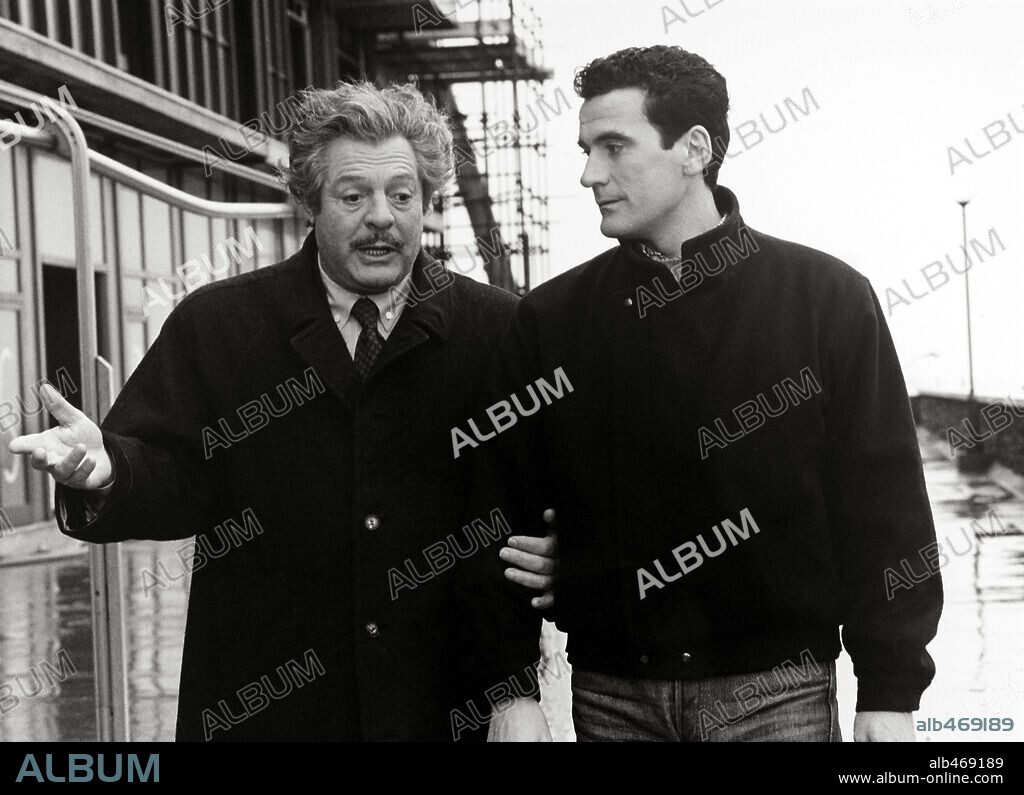 MARCELLO MASTROIANNI and MASSIMO TROISI in WHAT TIME IS IT?, 1989 (CHE ORA E?), directed by ETTORE SCOLA. Copyright ESTUDIO EL.
