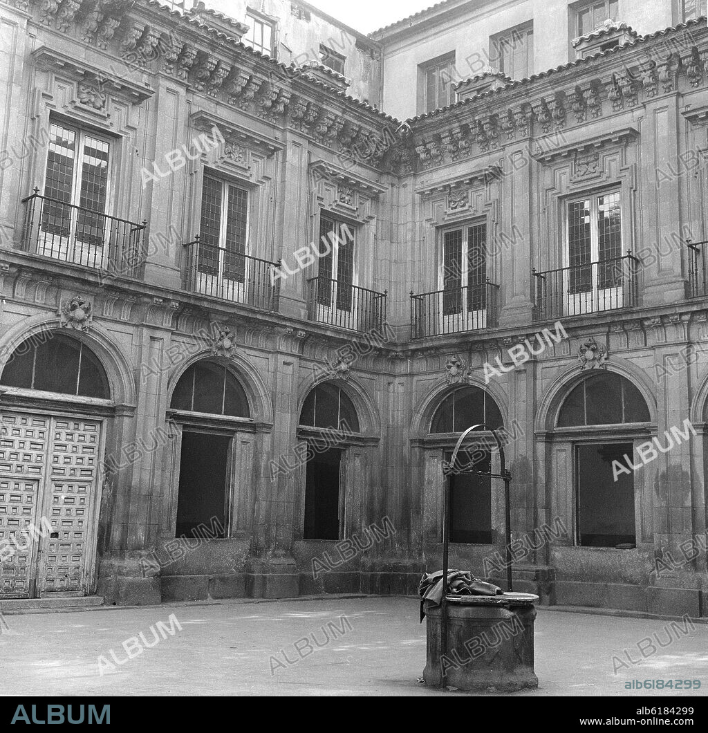 FRANCISCO BAUTISTA 1594-679 Y MELCHOR BUERAS-1692. PATIO DEL INSTITUTO DE SAN ISIDRO CONSTRUIDO ENTRE 1673 Y 1675 - FOTOGRAFIA EN BLANCO Y NEGRO - AÑOS 60.