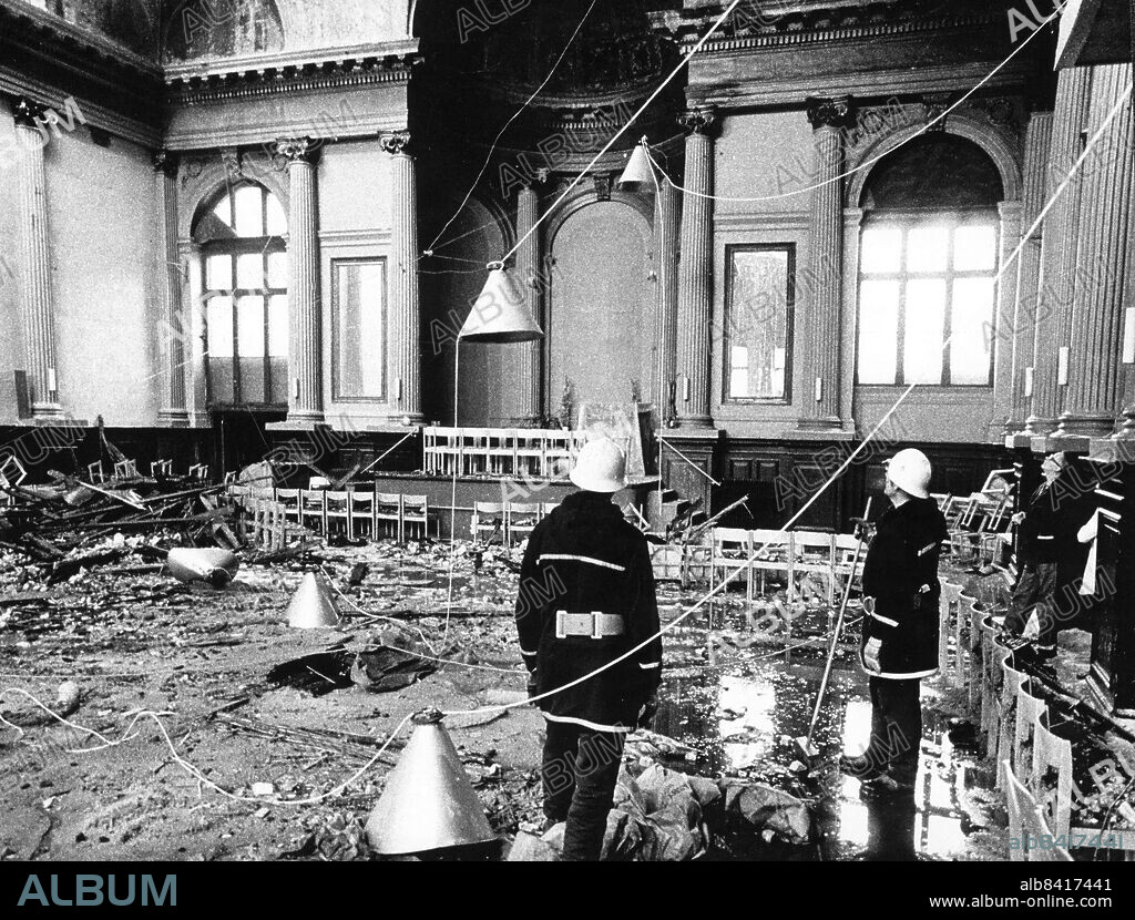 Stockholm 1970-04-27. Det gamla danspalatset Nalen på Regeringsgatan i Stockholm eldhärjades på måndagen svårt. Tre brandkårer arbetade hela förmiddagen med den svårsläckta branden. I den stora samlingssalen var förödelsen total efter branden. Hela det magnifika innertaket hade fallit in och yttertaket var så utbränt att dagsljuset lyste in.. Foto: Folke Hellberg / DN / TT / Kod: 23. ** SvD OUT **.