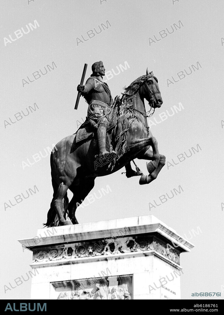 PIETRO TACCA. ESTATUA ECUESTRE DE FELIPE IV - SIGLO XVII - FOTOGRAFIA EN BLANCO Y NEGRO - AÑOS 60.
