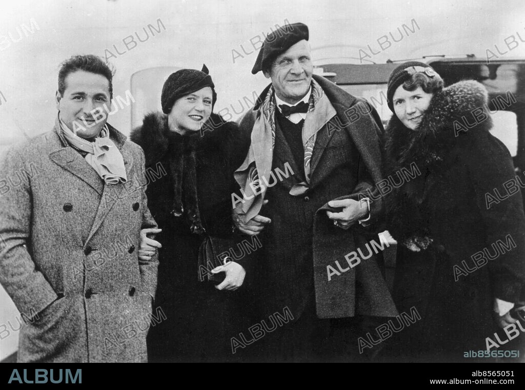 OKÄNT FOTODATUM.. Orig. bildtext... FYRA BERÖMDHETER PÅ EN BÅT. Bland passagerarna ombord på Bremen på väg till USA märktes ovanstående stjärnkvartett, fr.v. Giacomo Lauri-Volpi, Lotte Lehmann, Fedor Schaljapin och Karin Branzell. Anm. K Branzell, 1891-1974, svensk operasångare CD703 persons: FJODOR SJALJAPIN;LOTTE LEHMANN;GIACOMO LAURI-VOLPI;KARIN BRANZELL sites: TYSKLAND*;ITALIEN*;SOVJETUNIONEN*;SVERIGE*.