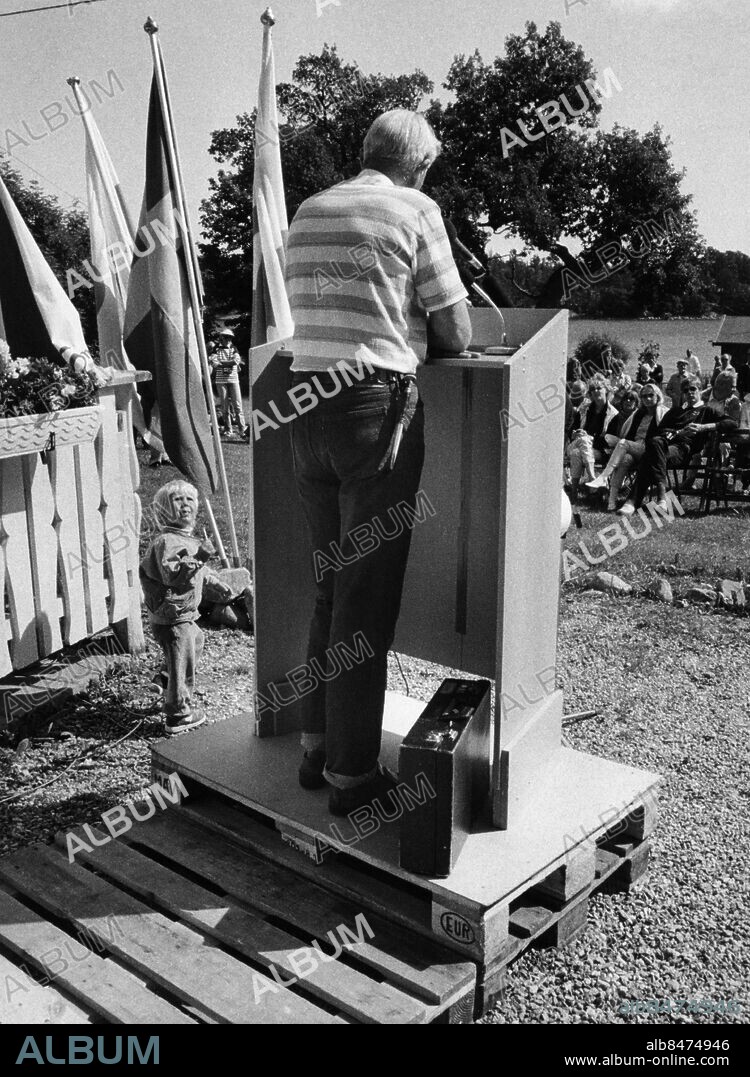 ARKIV FURUSUND 19830813 Moderaternas Gösta Bohman håller sitt traditionella sommartal i Furusund i Stockholms skärgård. Bohmans omtalade kniv finns som vanligt på plats.. Foto: Kent Östlund / SvD / SCANPIX / Kod: 11014.