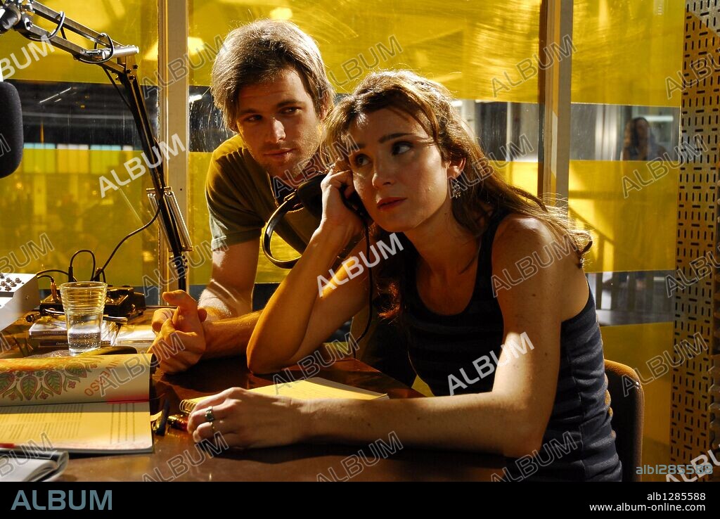 BENJAMIN AMADEO and VALERIA BERTUCCELLI in A BOYFRIEND FOR MY WIFE, 2008 (UN NOVIO PARA MI MUJER), directed by JUAN TARATUTO. Copyright PATAGONIK FILM GROUP.