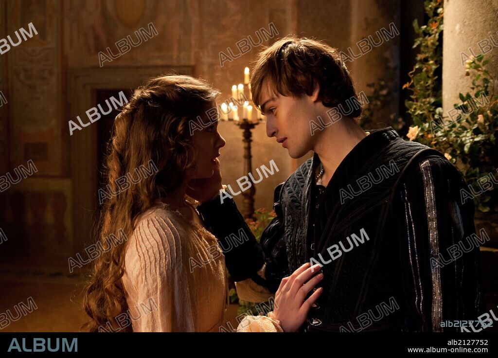 DOUGLAS BOOTH y HAILEE STEINFELD en ROMEO Y JULIETA, 2013 (ROMEO AND JULIET), dirigida por CARLO CARLEI. Copyright AMBER ENTERTAINMENT.