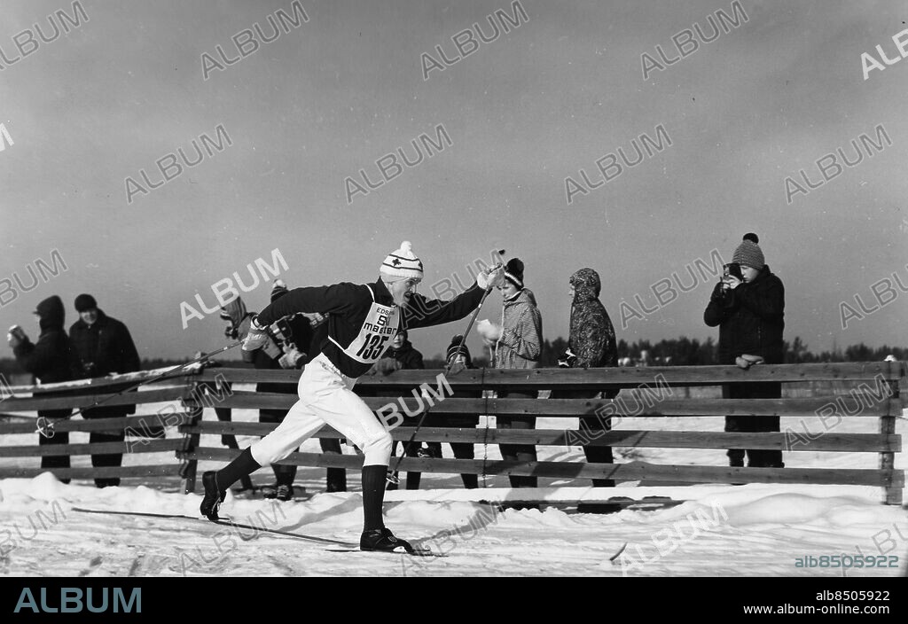Arkiv1966. Assar Rönnlund vinner guld på 15 kilometer och i stafett vid skid-VM i Zakopane. På femmilen blir han silvermedaljör. Vid OS i Innsbruck 1964 vinner Sverige återigen guld i stafett med Assar på sista sträcka, Även den här gången blir han silvermedaljör på femmilen.. Foto: Pressens Bild Kod:190. Scanpix Sweden.