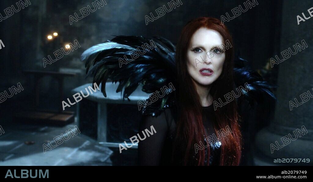 JULIANNE MOORE en EL SEPTIMO HIJO, 2014 (SEVENTH SON), dirigida por SERGIE BODROV. Copyright LEGENDARY PICTURES.