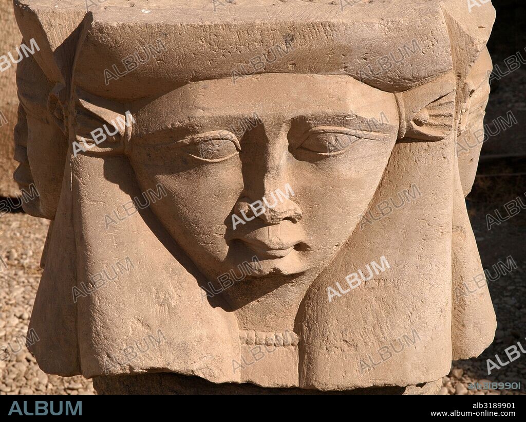 TEMPLO DE DENDERA, DEDICADO A LA DIOSA HATHOR: RELIEVE DE LA DIOSA HATHOR.