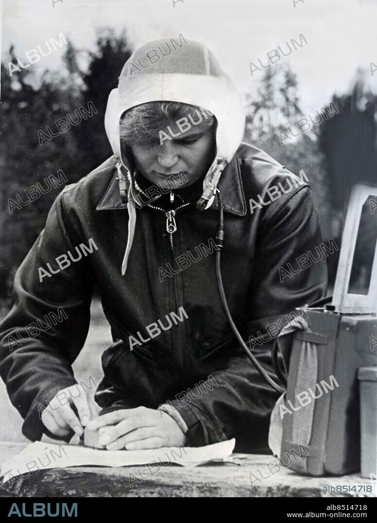 Arkiv 1963. Valentina Teresjkova blev den första kvinnan i rymden 16 juni 1963. Hon gjorde då 48 varv runt jorden i ryska rymdfakosten Vostok. Här under en kommunikationslektion inför rymdresan.. Foto: Pressens Bild. Kod:190. Scanpix Sweden.