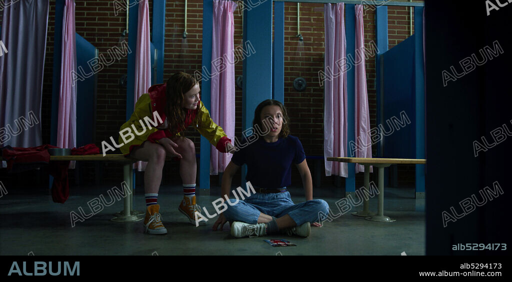 MILLIE BOBBY BROWN y SADIE SINK en STRANGER THINGS, 2016, dirigida por MATT DUFFER y ROSS DUFFER. Copyright 21 LAPS ENT/MONKEY MASSACRE. Temporada 3 x 3.