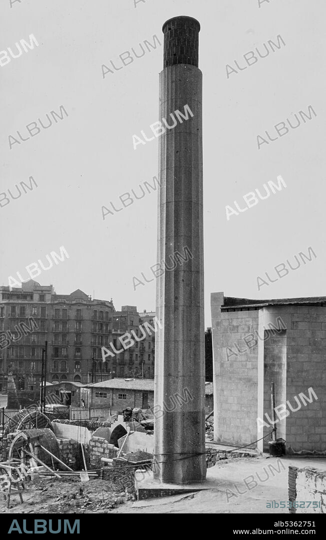 ANTONI GAUDÍ. Sagrada Familia (Passion Façade): construction of the crypt and the column of the cruise dedicated to Barcelona donated by Mrs. Malvehy, 1956.