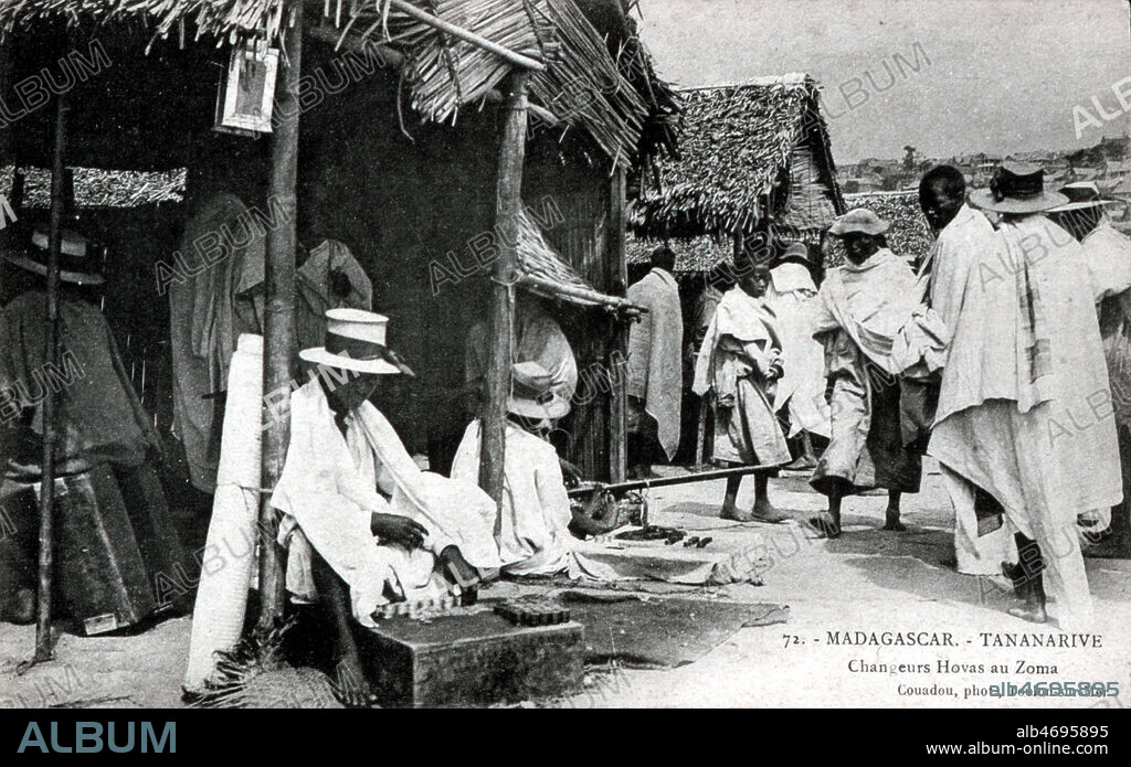Madagascar. Tananarive. Changeurs hovas au Zoma. Photographie par COUADOU pour une carte postale vers 1905. Credit : Collection IM/KHARBINE-TAPABOR.