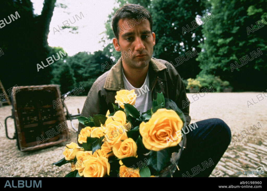 CLIVE OWEN en FLOWER POWER. COMO UNA REGADERA, 2000 (GREENFIGERS), dirigida por JOEL HERSHMAN. Copyright TRAVIS SWORDS PRODUCTIONS/FIREWORKS PICTURES/BONE YARD ENTER.