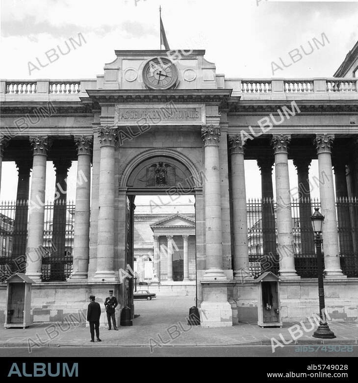 Paris (Frankreich), Palais Bourbon - Assemblée Nationale. (erbaut ab 1722, mehrfach erweitert; letzte Umgestaltung ab 1833 durch Jules de Joly). Teilansicht von Süden: Tor und Kolonnade zur Place du Palais Bourbon. Foto, undat.
