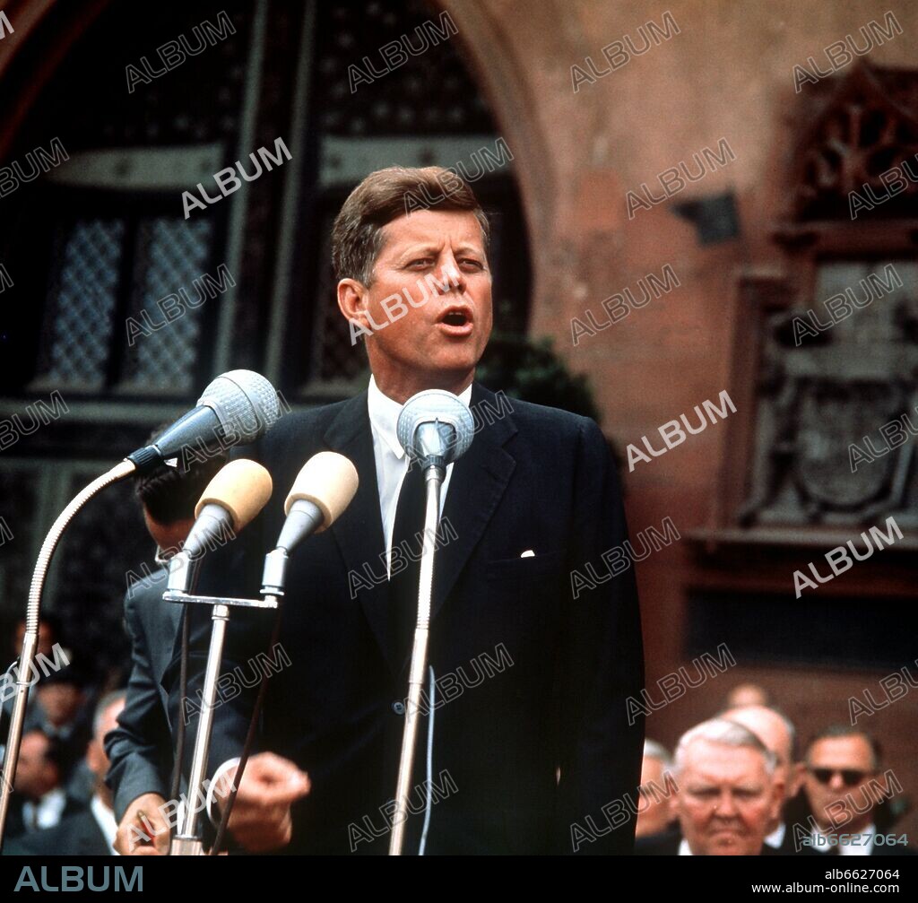 John F Kennedy. US president John F. Kennedy gives a speech in front of the  Roemer - the historic city hall in Frankfurt - on 25 June 1963. 25/06/1963