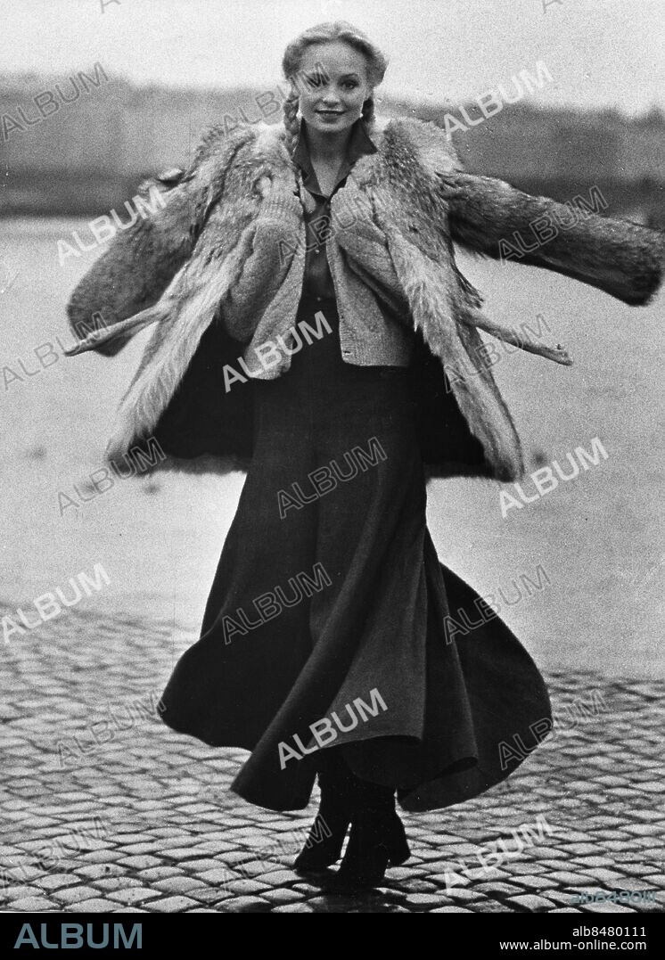 STOCKHOLM 1974-01-19. Barbro Ehn, fotomodell iklädd päls och långkjol. Foto: Olle Wester / XP / SCANPIX / Kod: 44 **AFTONBLADET OUT**.