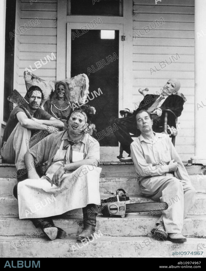 EDWIN NEAL, GUNNAR HANSEN, Jim Siedow, John Dugan et MARILYN BURNS dans MASSACRE  LA TRONONNEUSE, 1974 (THE TEXAS CHAIN SAW MASSACRE), réalisé par TOBE HOOPER. Copyright Vortex.
