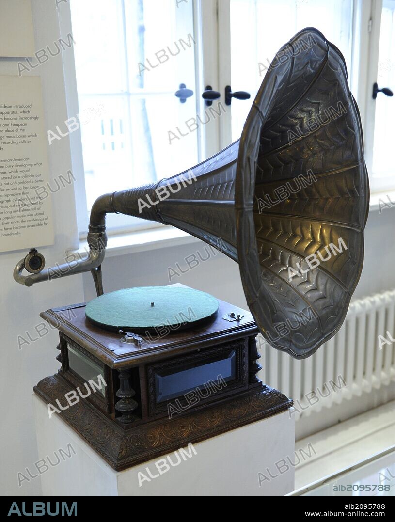 GRAMOFONO. Primer sistema de grabación y reproducción de sonido que untilizó el disco plano. Deutsches Technikmuseum. Berlin. Alemania.
