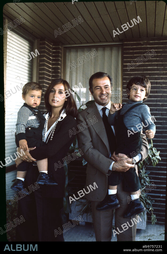 Madrid, February 1976. The Duke and Duchess of Cádiz, Alfonso de Borbón Dampierre and Maria del Carmen Martínez Bordiú Franco, pose with their two children, Francisco and Luis Alfonso de Borbón Martínez Bordiú, at their home.