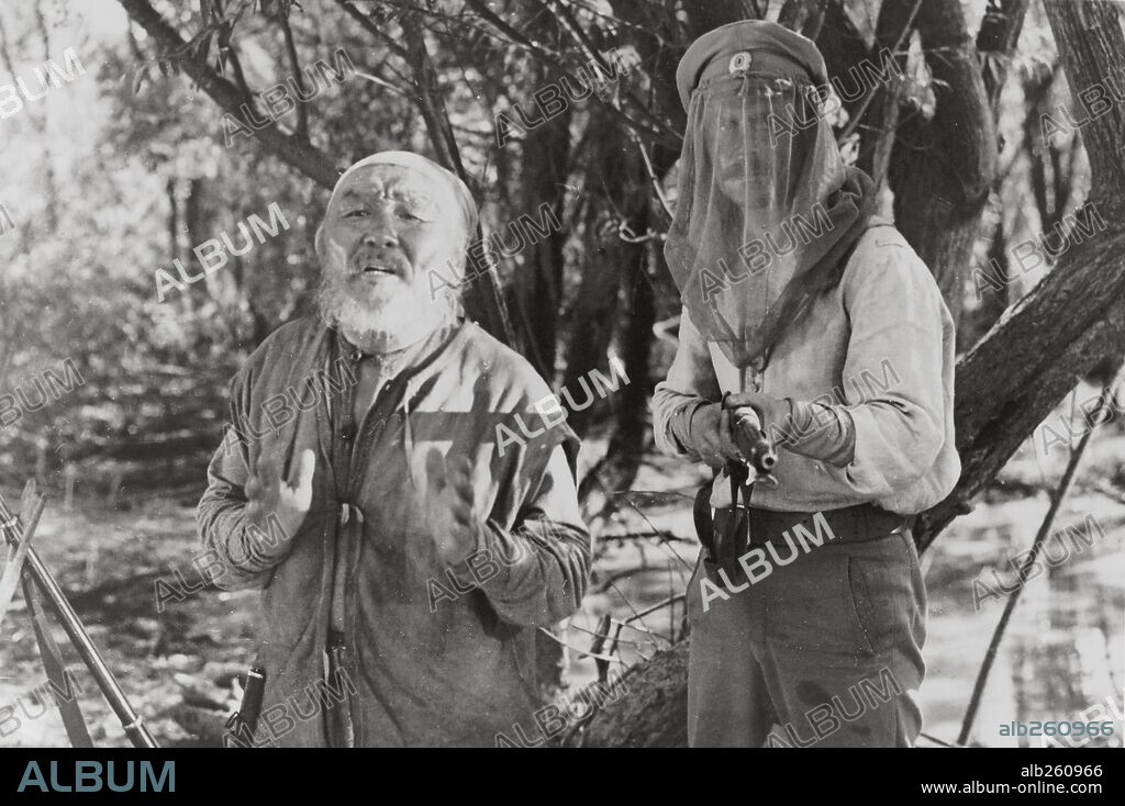 MAKSIM MUNZUK y YURI SOLOMIN en DERSU UZALA-EL CAZADOR, 1975 (DERSU UZALA), dirigida por AKIRA KUROSAWA. Copyright ATELIER 41/SATRA.