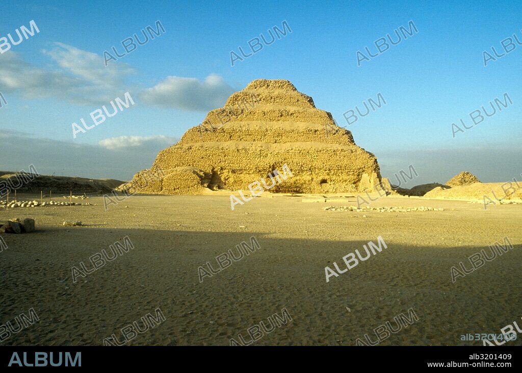 La pirámide de Zoser es la tumba, o cenotafio, del faraón Zoser (Necherjet Dyeser) de la III Dinastía del Egipto (c. 2650 a. C.). Denominada antiguamente Dyeser Deyeseru "la más Sagrada", se conoce actualmente como la pirámide escalonada y según Manetón fue edificada por Imhotep.