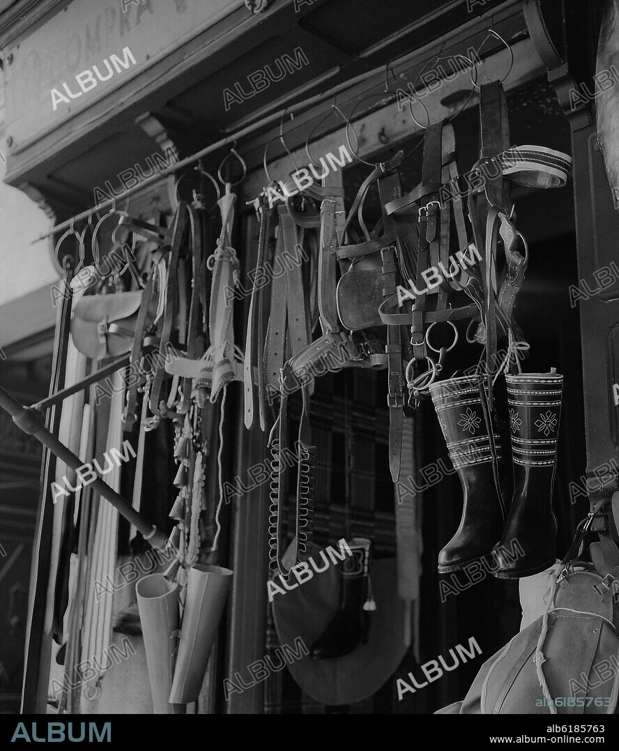 TIENDA EN EL RASTRO DE MADRID - FOTOGRAFIA EN BLANCO Y NEGRO - AÑOS 50.