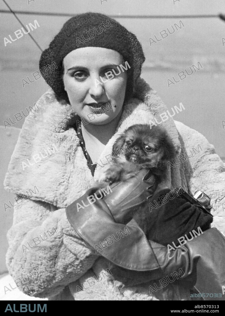 Orig. bildtext... MISSING ACTRESS Mrs. Gladys Banks (above) wife of Monty Banks, screen comedian, is being sought by police after her husband reported her misssing since April 7th. Mrs. Banks, known on the stage and screen as Gladys Frazin, had been under the care of a physician. Anm. G Frazin, 1901-1939, amerikansk skådespelare. Knähundar Handskar CD485 persons: GLADYS FRAZIN;GLADYS BANKS sites: USA.