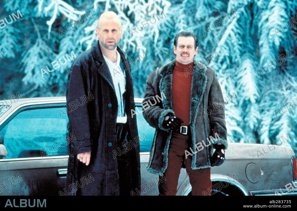 PETER STORMARE et STEVE BUSCEMI dans FARGO, 1996, réalisé par ETHAN COEN et JOEL COEN. Copyright POLYGRAM.