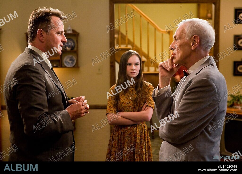 AIDAN QUINN, JOHN MAHONEY and MADELINE CARROLL in FLIPPED, 2010, directed by ROB REINER. Copyright CASTLE ROCK ENTERTAINMENT / GLASS, BEN.