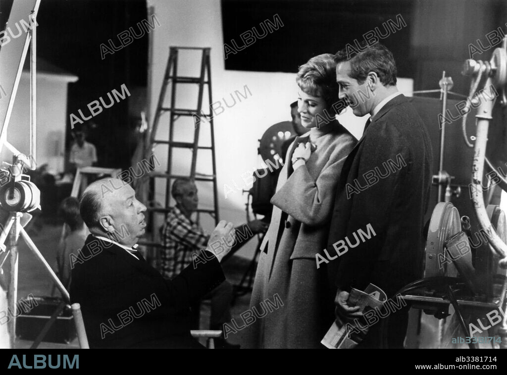 ALFRED HITCHCOCK, JULIE ANDREWS and PAUL NEWMAN in TORN CURTAIN, 1966, directed by ALFRED HITCHCOCK. Copyright UNIVERSAL PICTURES.