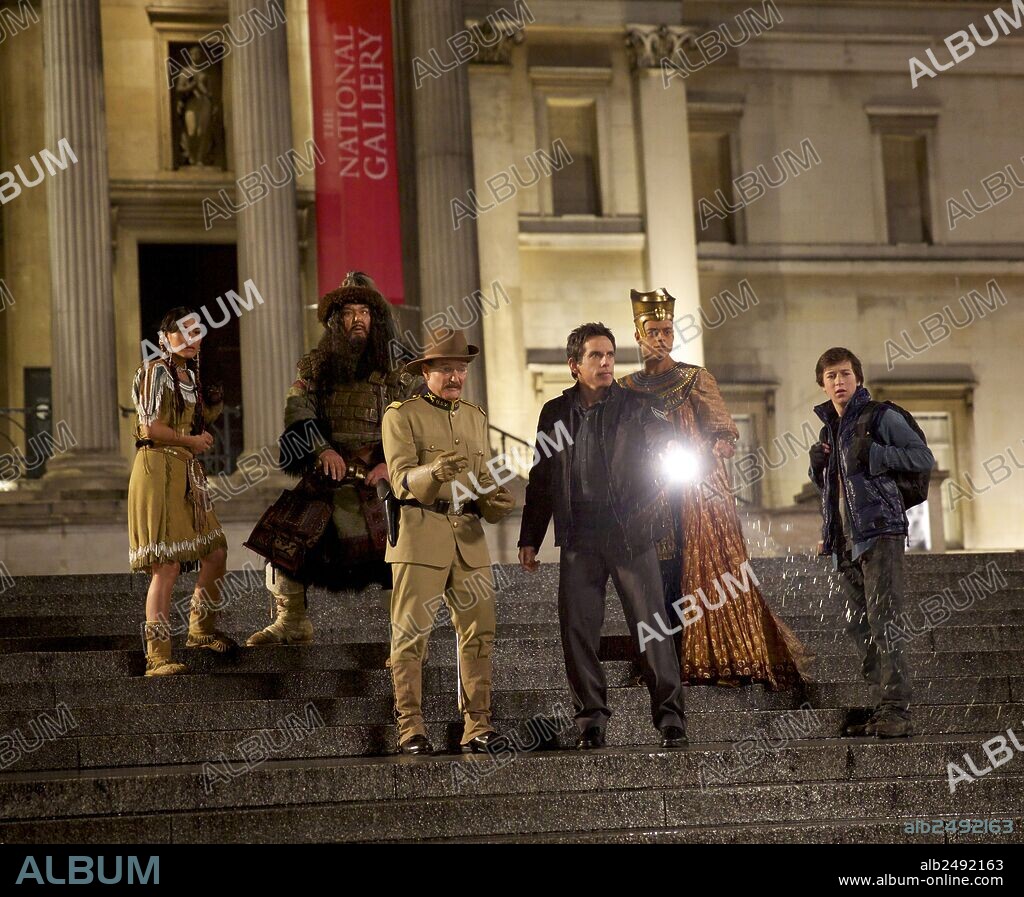 BEN STILLER, MIZUO PECK, PATRICK GALLAGHER, RAMI MALEK, ROBIN WILLIAMS y SKYLER GISONDO en NOCHE EN EL MUSEO 3: EL SECRETO DEL FARAÓN, 2014 (NIGHT AT THE MUSEUM: SECRET OF THE TOMB), dirigida por SHAWN LEVY. Copyright 1492 PICTURES/21 LAPS ENTERTAINMENT/TWENTIETH CENTURY FOX.