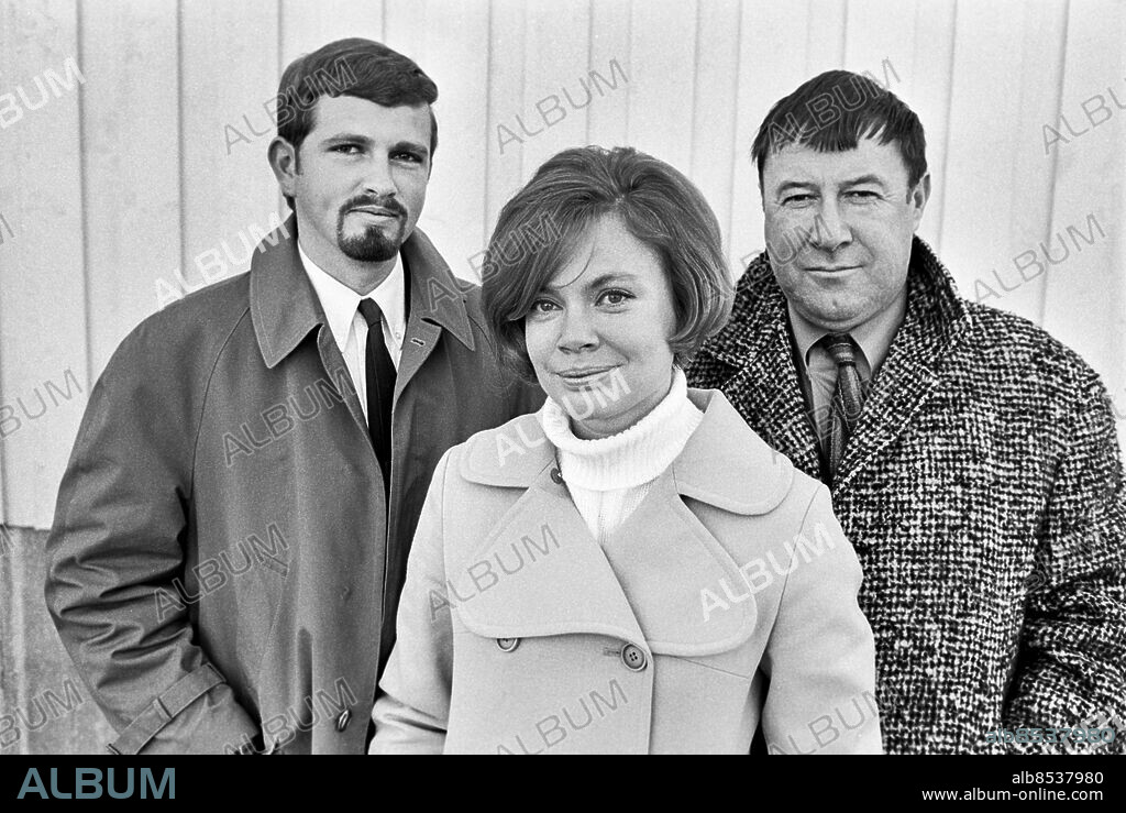 1969-10-22.. Trion bakom TV-programmet Brännpunkt. Från vänster ses Roland Odlander, TV-man, Birgitta Alm, skådespelare och TV-producent, samt Karl-Axel Sjöblom, radio- och TV-man.. Foto: Bertil S-son Åberg / RiR / SVT / Kod: 5600. Bild publ. i RiR 46/69 sid. 37.. RiR 19608 sv/v neg. Trio.