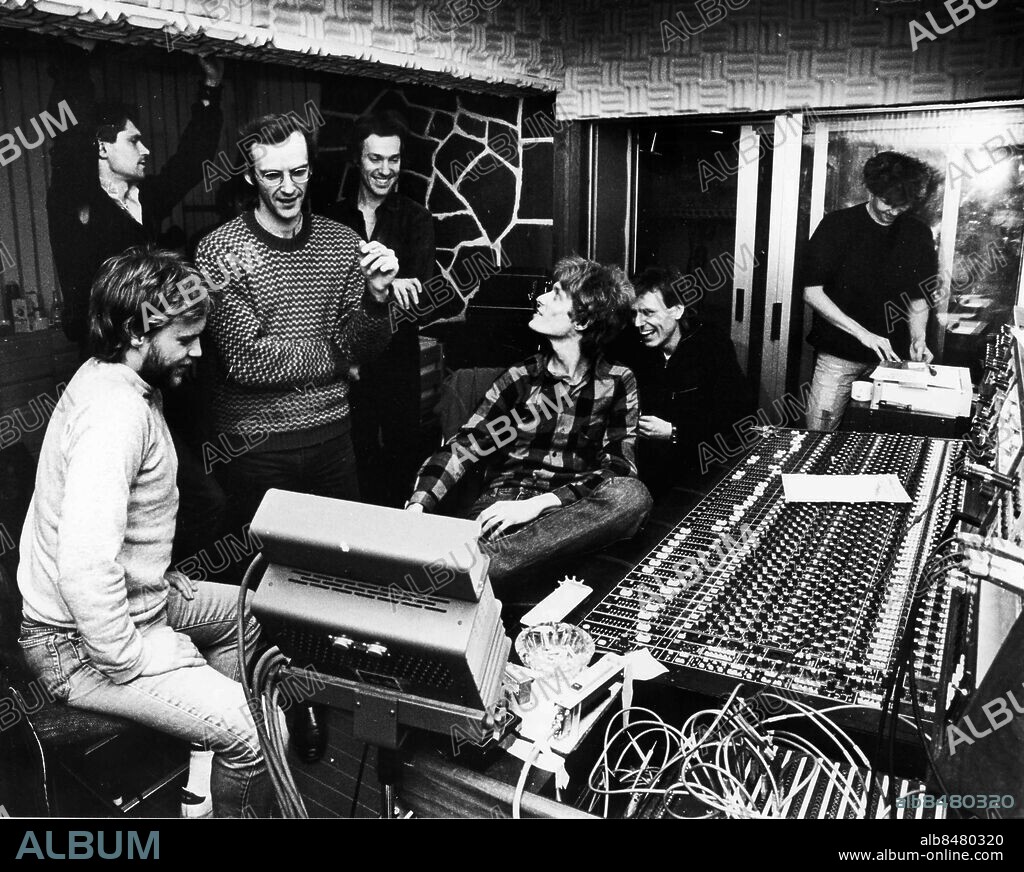 GÖTEBORG 1984-01-14.. Genomlyssning vid mixerbordet. Från vänster ses Janne Brynstedt, Bengt Bygren, Björn Afzelius, Hannes Råstam, Thomas Folland, Göran Ekstrand som står för teknik och support samt Olle Nyberg *** Local Caption *** GP Foto: Lars Söderbom / Kamerareportage / TT / Kod: 2524.