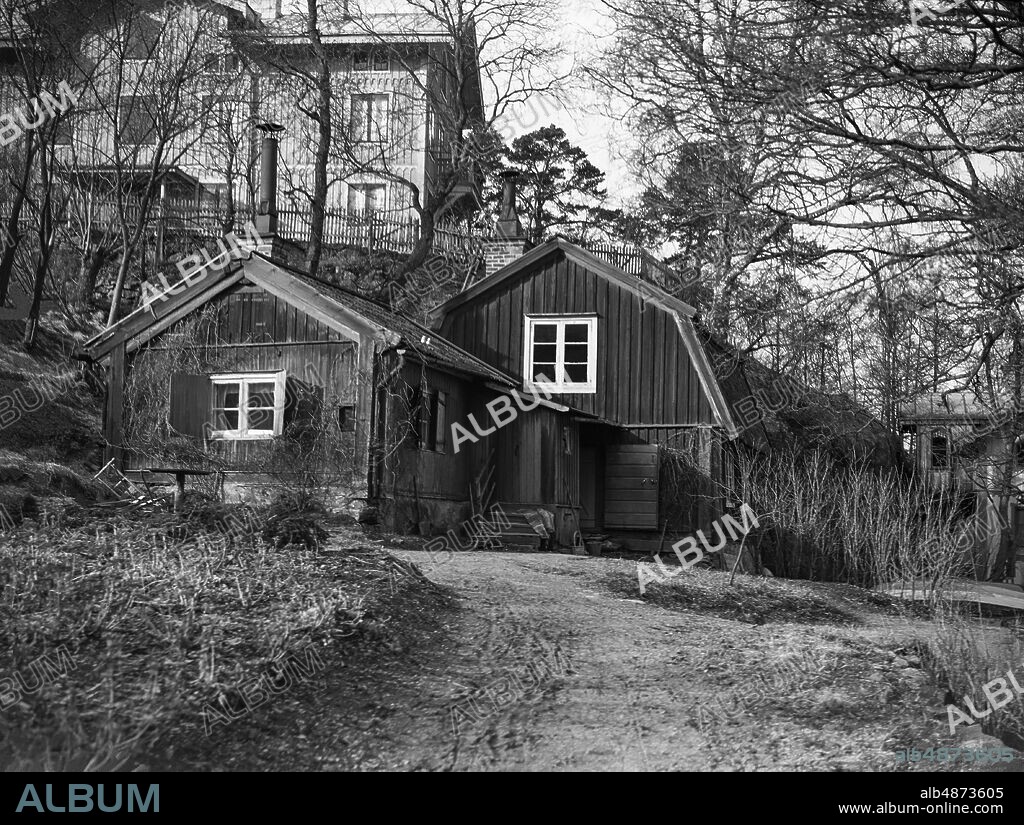 STOCKHOLM 1923-01-01. Klubbensborg. The cottages Lilla krogen and Fader Höks krog in Mälarhöjden, known by Carl Michael Bellman. In the background is Tornvillan.. Photo: TT Historical / Code 1902.