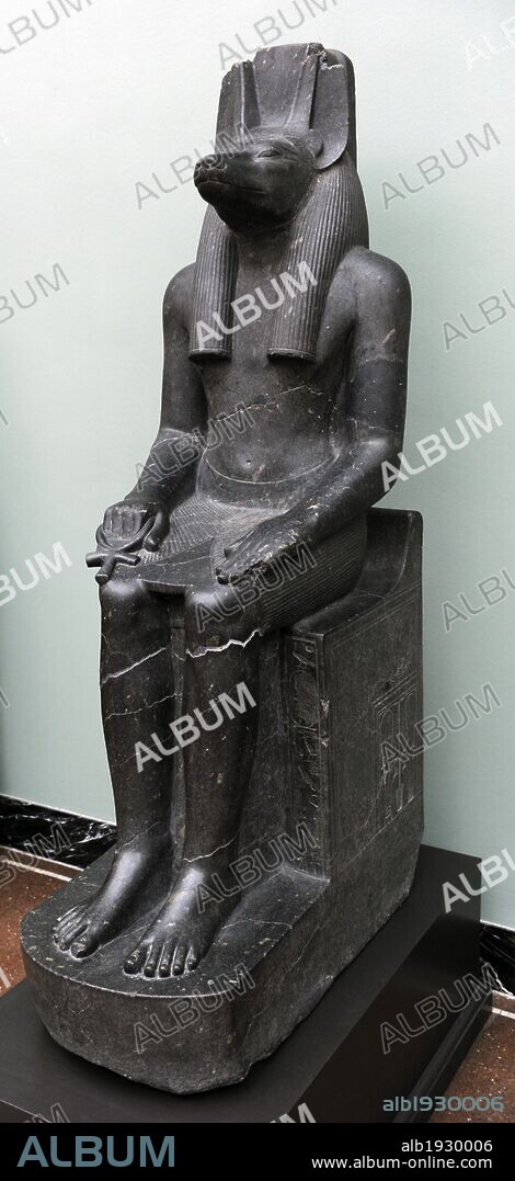 ARTE EGIPCIO. EGIPTO. Escultura del dios de la momificación Anubis, con cara de chacal. Procedente del templo de Luxor. Diorita. Reino de Amenofis III. 1403-1365 a. C. Imperio Nuevo. Dinastía XVIII. Museo Carlsberg Glyptotek. Copenhague. Dinamarca. Europa.