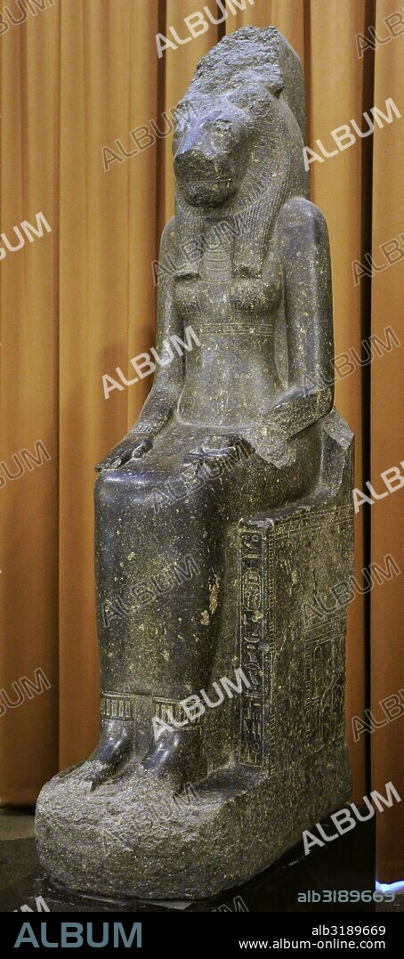 Arte Egipcio. Egipto. Estatua de la diosa Sekhmet-Mut representada con rostro de leona y sentada. Mediados siglo XIV a. C. Granito negro. Imperio Nuevo. Dinastía 18. The State Hermitage Museum. San Petersburgo. Rusia.