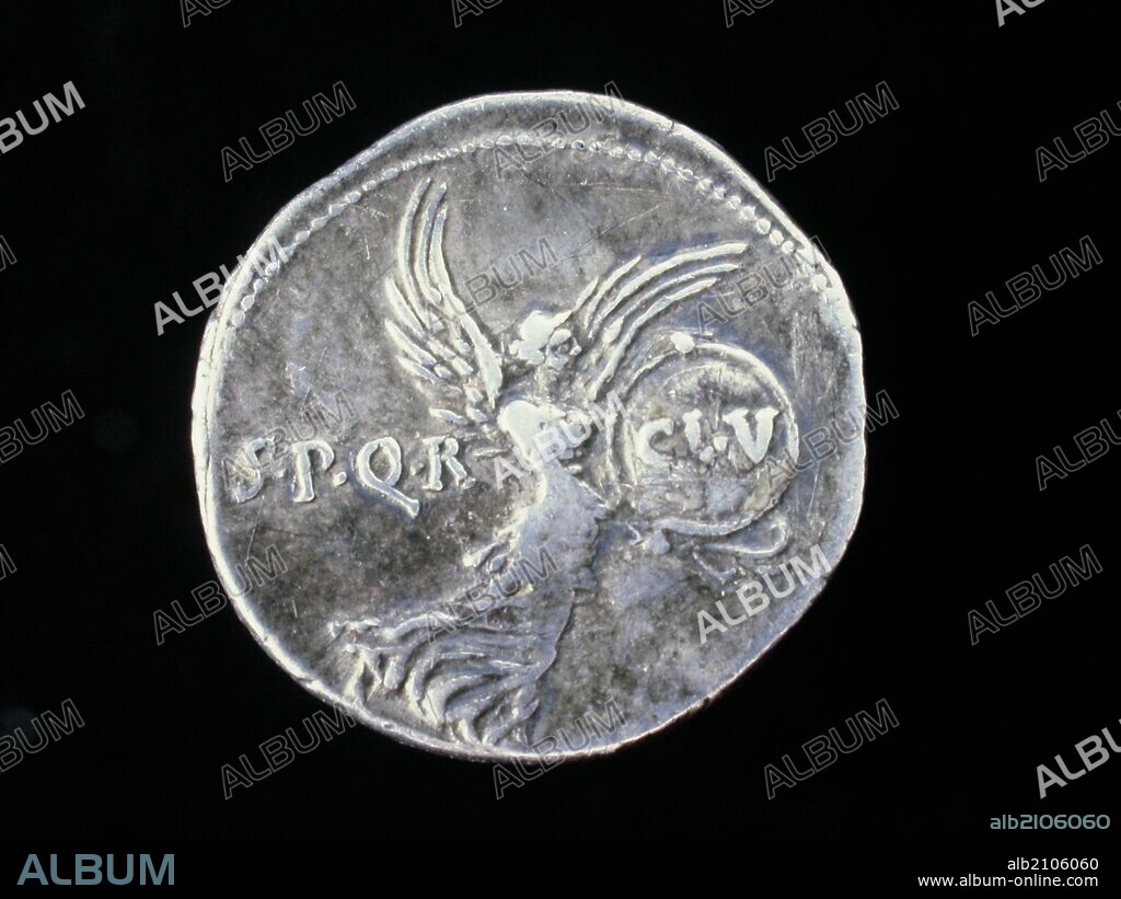 NUMISMATICA. MONEDA IMPERIO ROMANO. DENARIO DE PLATA, DE AUGUSTO. REVERSO. VICTORIA VOLANDO A LA DERECHA, LLEVA UN ESCUDO EN EL QUE HAY ESCRITO CL·V. 25-22 A.C. (DEPOSITO: MUSEO ARQUEOLOGICO NACIONAL).