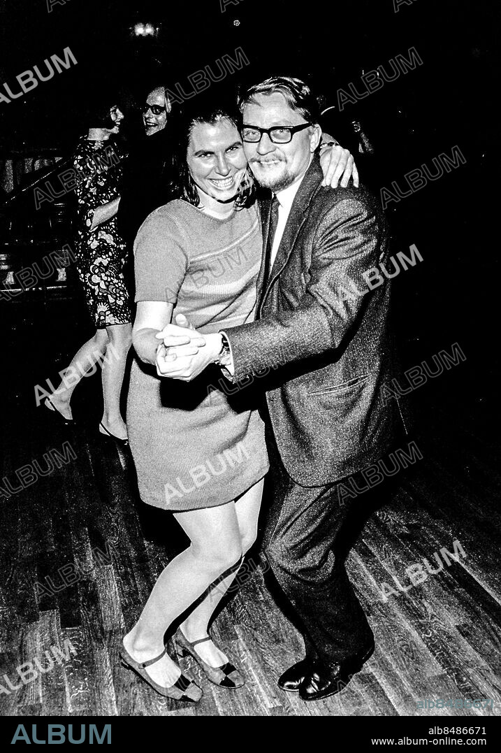 STOCKHOLM 1968-12-12.. TV 2:s firmafest på Tyrol. Här ses John Sune Carlsson, TV-producent, dansa med Birgitta Bergmark, TV-producent och författare.. Foto: Bertil S-son Åberg / RiR / SVT / Kod: 5600. Bild publ. i RiR 2/69 sid. 55.. RiR 19303 sv/v neg  . Leende Personalfester.