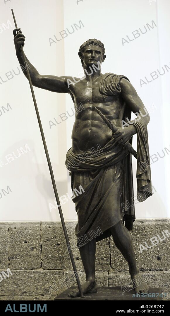 OCTAVIO AUGUSTO (Gaius Julius Caesar Octavianus) (61 a. C. -14 d. C.). Primer emperador romano e hijo adoptivo de César. Estatua de bronce. Pieza procedente del Augusteum, Herculano, Italia. Colección Farnese. Museo Arqueológico Nacional. Nápoles. Italia.