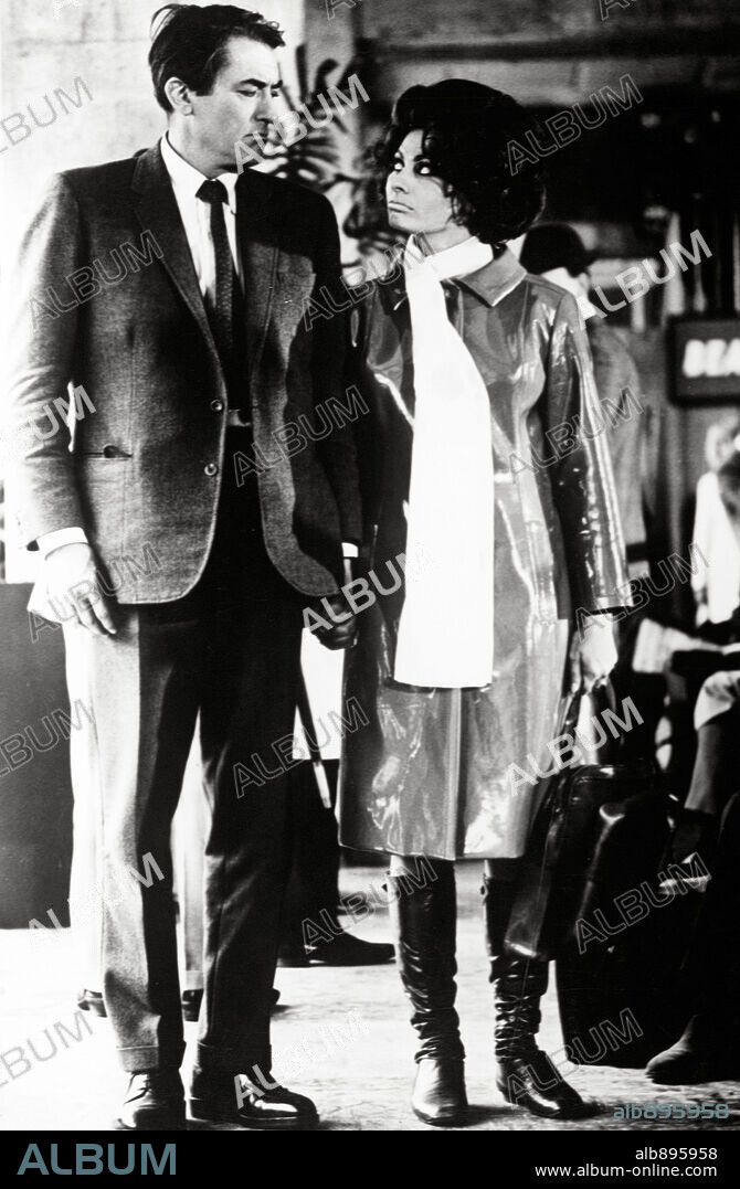 GREGORY PECK y SOPHIA LOREN en ARABESCO, 1966 (ARABESQUE), dirigida por STANLEY DONEN. Copyright RANK/UNIVERSAL.