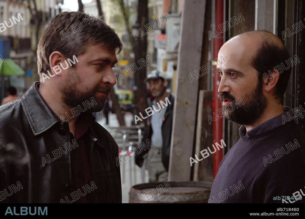 JAVIER CAMARA y PERE ARQUILLUE en MALAS TEMPORADAS, 2005, dirigida por MANUEL MARTIN CUENCA. Copyright IBERROTA FILMS.
