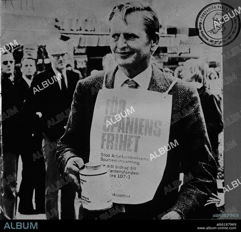 OLOF PALME, POLITICO SUECO Y PRIMER MINISTRO SOCIAL DEMOCRATA 1869/1976, PIDIENDO DINERO EN LAS CALLES DE ESTOCOLMO PARA LOS DEMOCRATAS ESPAÑOLES.