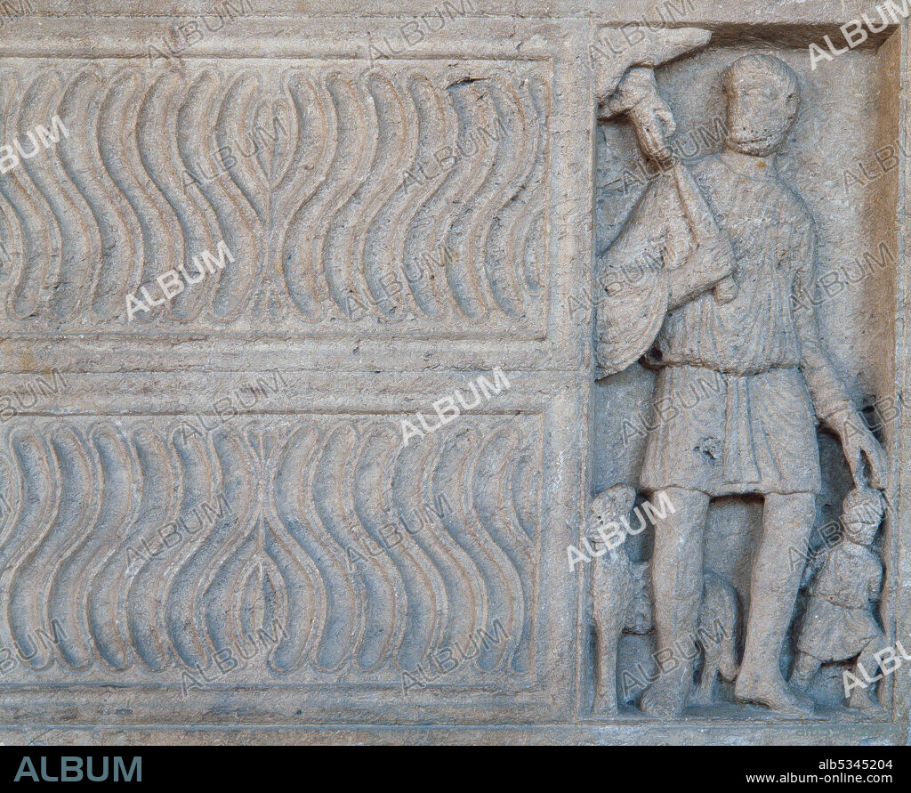 Sarcófago de Leocadius, detalle del extremo derecho con una escena de Abraham y el sacrificio de Isaac. Piedra calcárea, 60 x 207 x 62 cm., siglo V, procedente de la Necrópolis Paleocristiana de Tarragona. Museu Nacional Arqueològic de Tarragona (MNAT).
