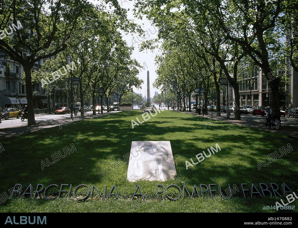 FABRA, Pompeu (Barcelona, 1868-Prades, 1948). Filólogo español, sistematizador del catalán moderno. En 1932 apareció su obra capital, el "Diccionari General de la Llengua Catalana", cuerpo lexicográfico que contiene 54.000 voces. MONOLITO homenaje a FABRA situado en la zona conocida como "Els Jardinets". BARCELONA. Cataluña.