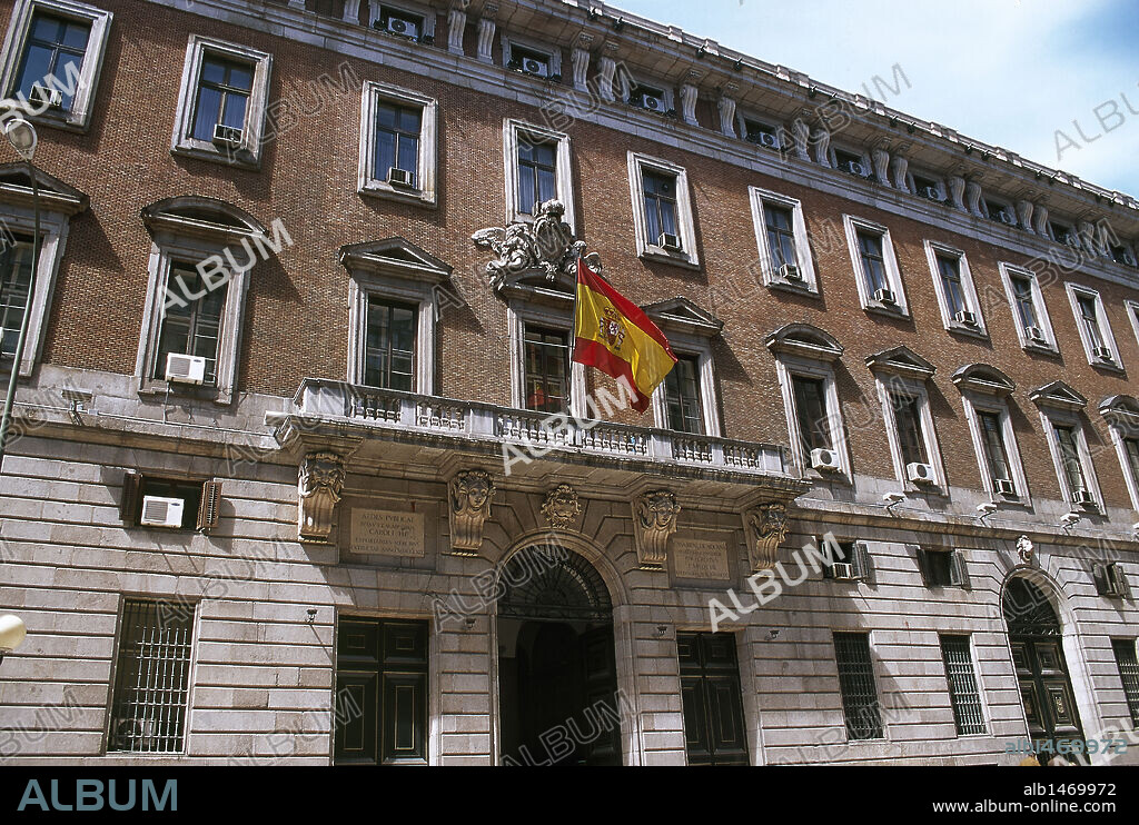 MINISTERIO DE ECONOMIA Y HACIENDA. Vista parcial de la fachada principal del edificio, antigua Real Casa de la Aduana construida entre los años 1761 y 1769 por Francisco SABATINI. MADRID. España.