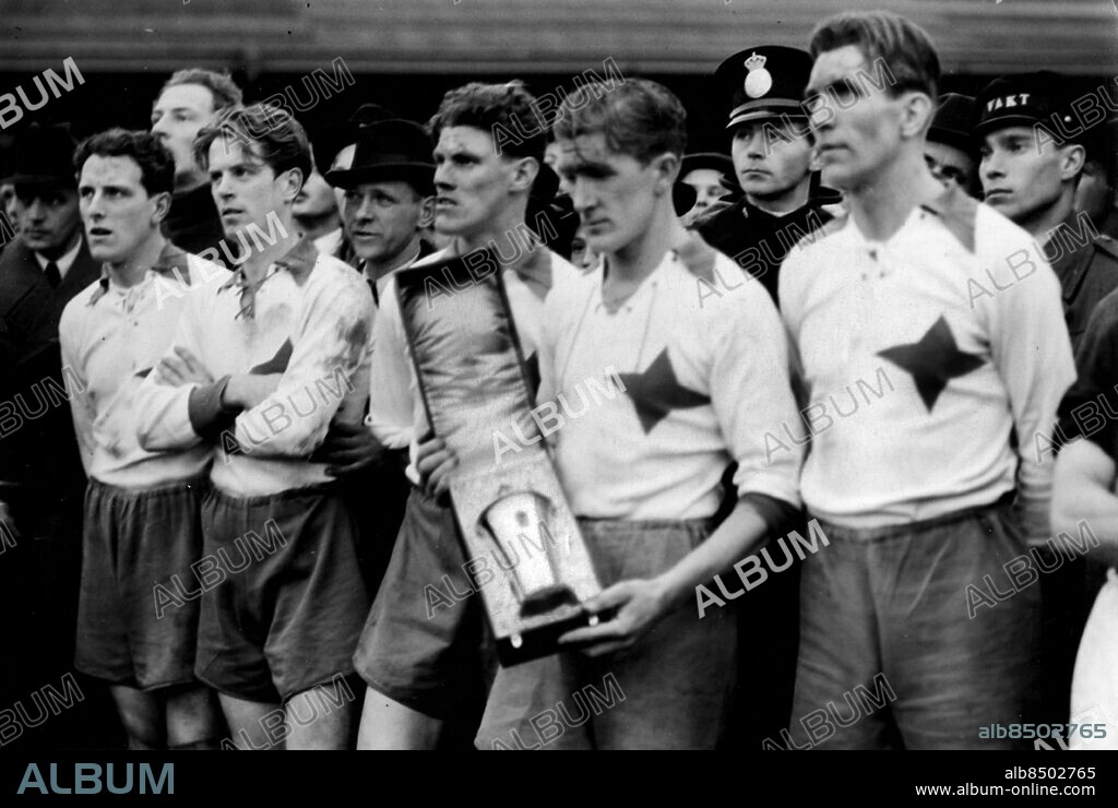 ARKIV NORRKÖPING 1943-11-14. IFK Norrköpings Birger Bian Rosengren (4:e fr. v.) håller i Svenska Cup-pokalen omgiven av sina lagkamrater Georg Åby Ericson (t. v.) Kalle Johansson (3:e fr. v.) och Gösta Malm (t. h.) efter att ha besegrat AIK med 5-2 i den andra och avgörande cup-finalen i Norrköping 14:e november 1943.. AB Text & Bilder / SVT / Kod: 5600. T&B Fotboll mapp Svenska Fotbollslag Övriga landsorten 1:7d III, Sv/V påsikt.