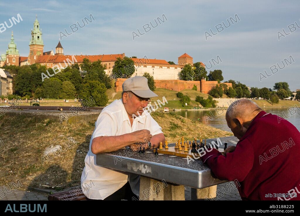 partida de ajedrez junto al rio Vistula, Cracovia, voivodato de Pequeña Polonia,Polonia,  eastern europe.